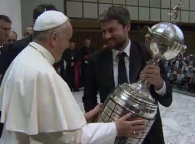 Papa Francisco recebe a visita do San Lorenzo e conhece a Taça da Libertadores