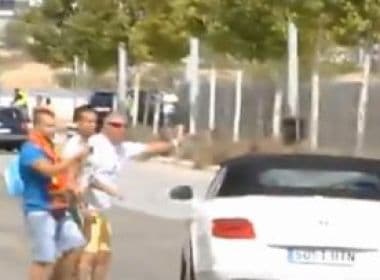 Carro de um dos astros do Real Madrid é chutado em protesto de torcedores