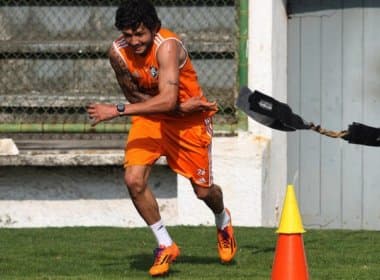 Com lesões de laterais-esquerdos, jogador da base do Fluminense enfrenta o Vitória