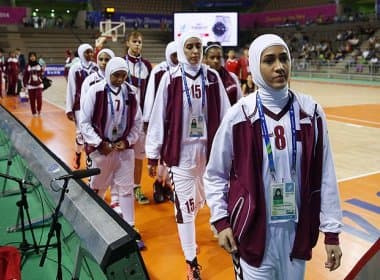 Após serem proibidas de jogar com véu, jogadoras do Catar abandonam jogo de basquete 