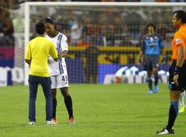 Querétaro perde jogo em que Ronaldinho marca gol e dá autógrafo a invasor