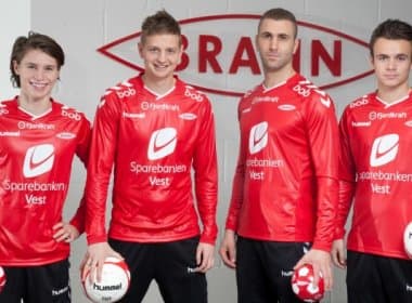 Clube de futebol faz uniforme de borracha para se proteger do frio norueguês 