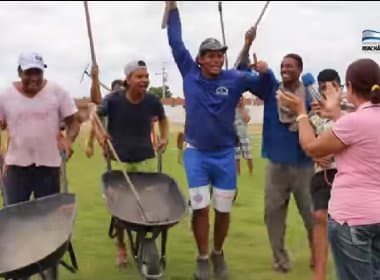 Em vídeo, operários e prefeita de Riachão do Jacuípe comemoram novo gramado no Valfredão