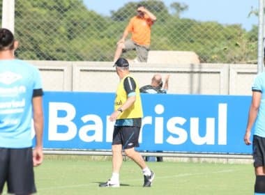 Torcedor do Grêmio interrompe treino com gritos e ofende Felipão, ‘Vagabundo é tu, velho gagá’