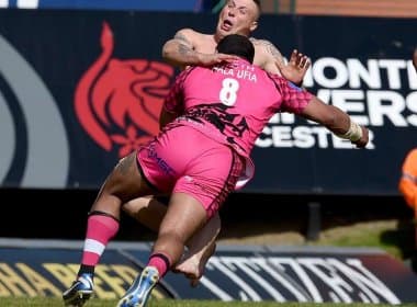 Em jogo de rugby, torcedor invade o campo nu e é interceptado por jogador