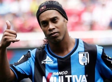 Para tentar sair da crise, Vasco negocia com Ronaldinho Gaúcho