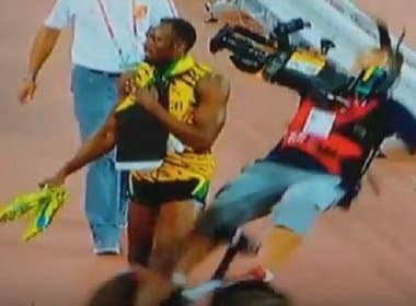 Após ouro nos 200m, Usain Bolt é derrubado por câmera no Mundial de Atletismo