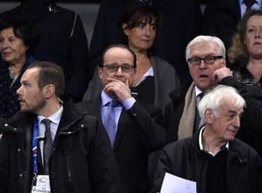 Presidente da França é retirado de jogo por conta de explosões perto de estádio