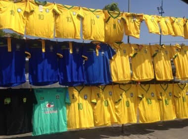 Dique do Tororó vira point de camisas piratas da Seleção Brasileira