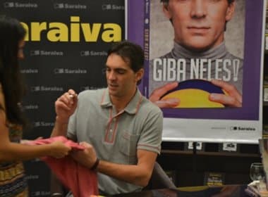 Giba promove noite de autógrafos em lançamento de autobiografia em Salvador