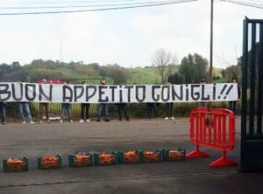 Torcida da Roma leva cenouras para protestar cotra maus resultados da equipe
