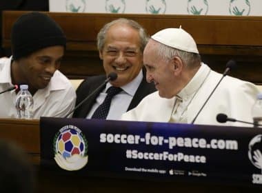 Ronaldinho marca partida beneficente em encontro com Papa no Vaticano
