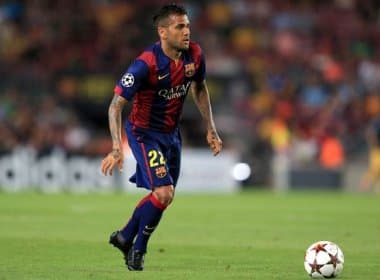 Daniel Alves pede renovação do contrato de Neymar e afirma: &#039;Irá suceder Messi&#039;