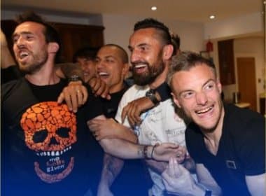 Jogadores do Leicester gravam vídeo comemorando título inglês