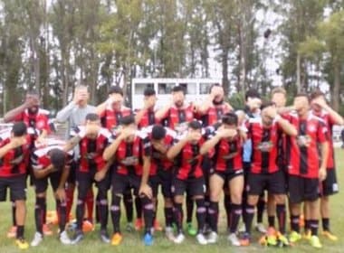 Em foto oficial, atletas de clube uruguaio protestam contra dirigentes da própria equipe