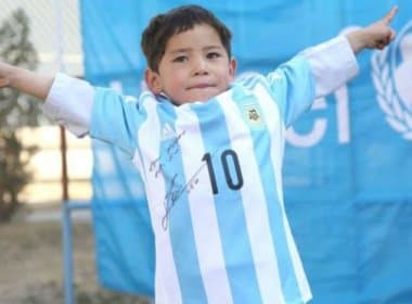 Garoto que improvisou camisa de Messi  sofre ameaças e deixa o Afeganistão