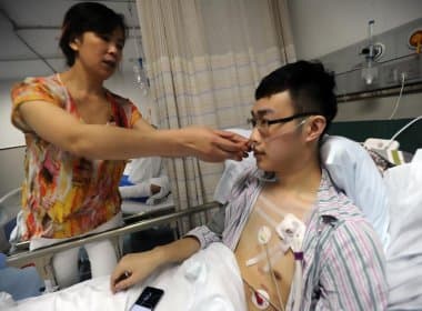 Após celebrar gol euforicamente, torcedor chinês sofre lesão no pulmão