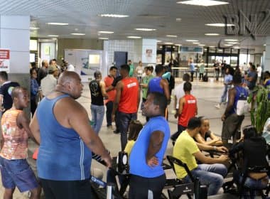 Público baiano começa a encher aeroporto para receber Robson Conceição