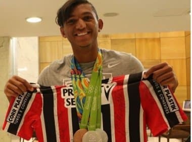 Torcedor do São Paulo, Isaquias Queiroz recebe camisa do clube