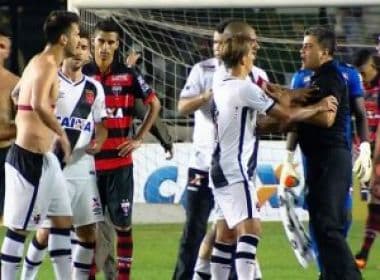 Técnico do Atlético-GO e zagueiro do Vasco discutem após o final da partida