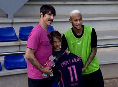 Vocalista do Red Hot Chilli Peppers visita treino do Barcelona e tieta Neymar