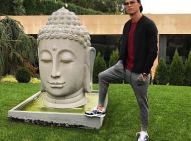 Cristiano Ronaldo pisa em estátua de Buda e causa polêmica na internet