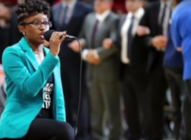 Em protesto, cantora se ajoelha durante hino dos EUA na NBA