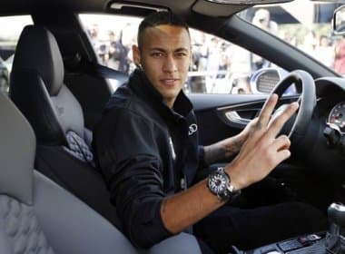 Em evento de patrocinadora do Barcelona, Neymar é presenteado com carro de R$ 515 mil