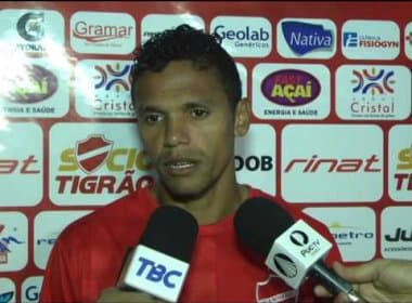 Meia do Vila Nova critica arbitragem após derrota para o Bahia