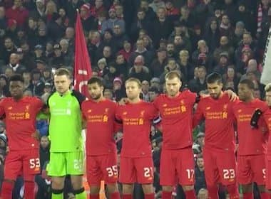 Jogo entre Liverpool e Leeds tem minuto de silêncio em homenagem aos atletas da Chape