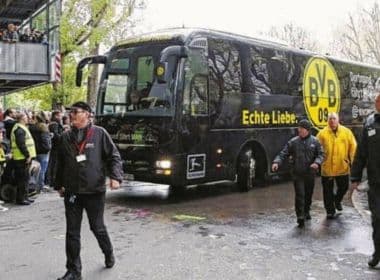 Explosão atinge ônibus do Borussia Dortmund antes de partida; zagueiro teria ficado ferido