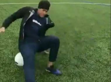 Em momento de pouca intimidade com a bola, Neymar leva tombo ao tentar drible