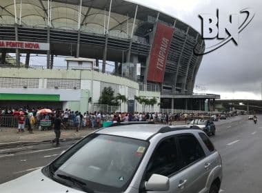 Torcedores do Flamengo enfrentam fila na Arena Fonte Nova atrás de ingressos