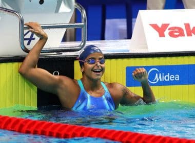 Etiene vence nos 50 m costas e se torna a 1ª brasileira campeã mundial de natação