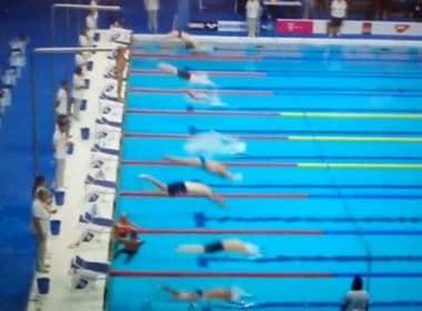 Para homenagear vítimas de Barcelona, nadador fica parado em competição