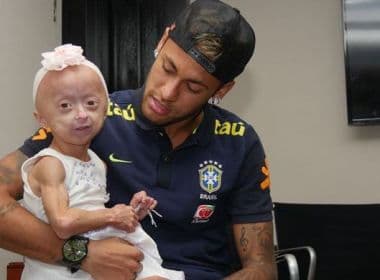 Neymar cumpre promessa e recebe visita de fã com doença rara: 'Desistir jamais'