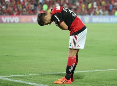 Mesmo vaiado, Diego marca dois gols e reverencia torcida do Flamengo