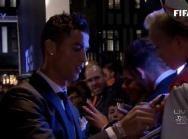 Cristiano Ronaldo distribui autógrafos na chegada à cerimônia da Fifa