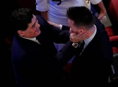 Messi e Maradona se cumprimentam antes da premiação de melhor do mundo