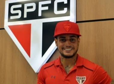 Jean empolga torcida do São Paulo com gol de falta em treinamento