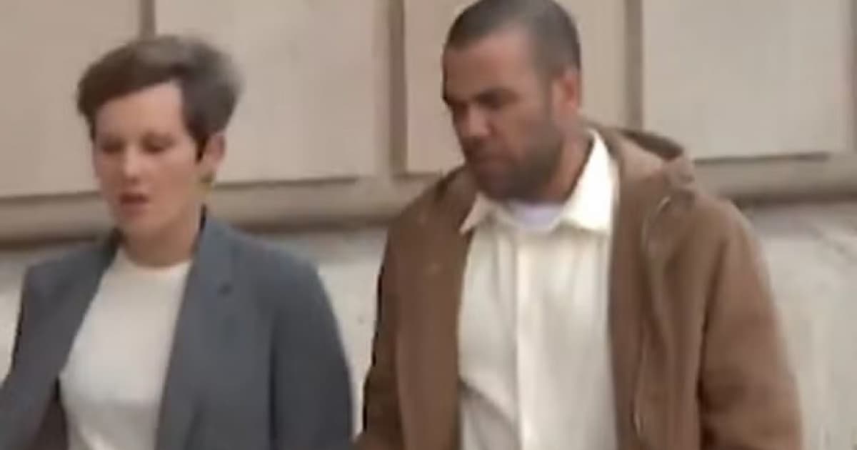VÍDEO: Daniel Alves é xingado após se apresentar em tribunal de Barcelona: "É um estuprador"
