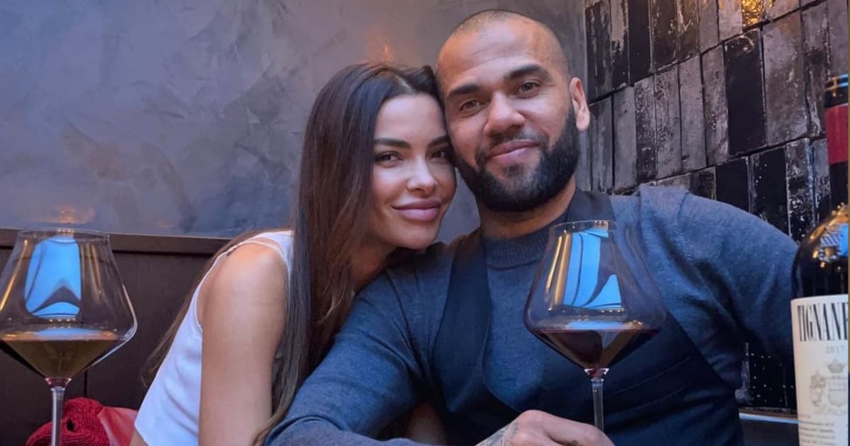 Esposa publica foto de mãos dadas com Daniel Alves após ex-atleta sair da prisão