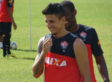 Afastado do time principal, Léo Costa rescinde contrato com o Vitória