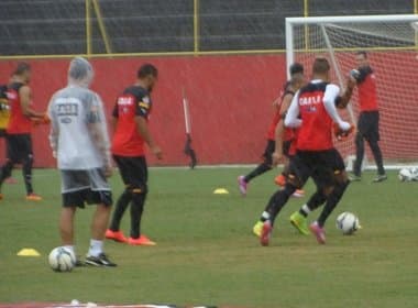 Sob chuva, elenco do Vitória faz treino técnico no Barradão