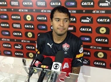 Suspenso, Vinícius lamenta ausência contra o Flamengo
