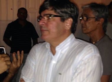 Carlos Falcão aparece na eleição do Vitória e diz que vai &#039;ajudar no que for preciso&#039;