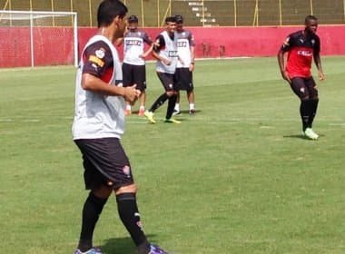 Claudinei comanda treino técnico e físico no Vitória; três jogadores ficam de fora