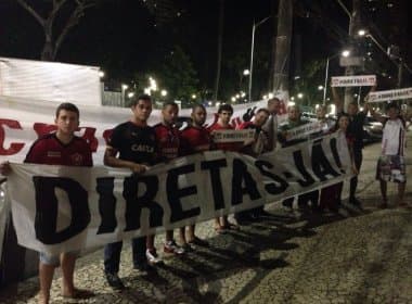 Torcedores realizam protesto e pedem &#039;Diretas Já&#039; no Vitória