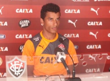 Lateral do Vitória elogia interino Wesley Carvalho