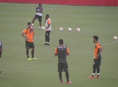 Wesley Carvalho comanda treino e testa Pedro Ken e Rogério entre os titulares